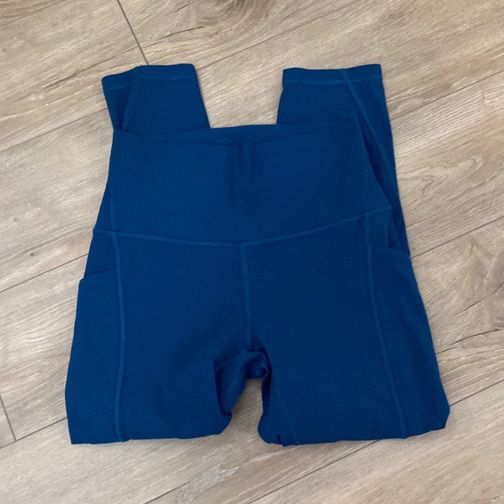 Lululemon High Rise Align 23” Crop with pockets. Size 6 EUC